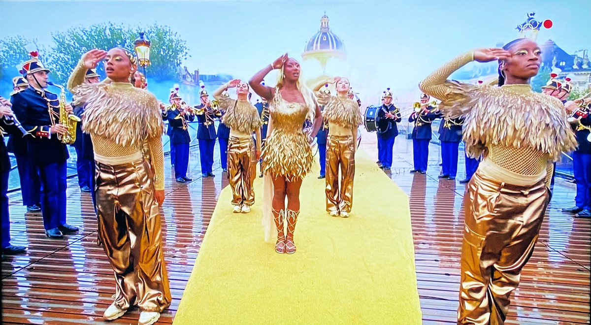 Aussi surprenant que le mélange McFloat actuellement chez <a href="/McDonaldsFrance/">McDonald's France</a> #ceremoniedouverture #Paris2024