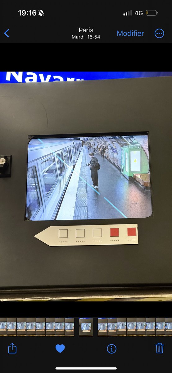 theomcx's tweet photo. @360yc AHAHAH je me fais insulter alors que je vannais, il y a un écran sur un quai de métro dans le 5ème donc ma conne m'a pris en photo https://t.co/fWuyr4r9s8