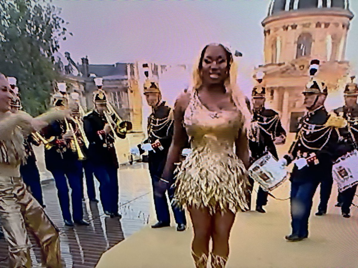 Extraordinaire 🔥❤️🇫🇷

Incroyable Aya Nakamura devant l’Institut de France. Madame la France c’est vous ! 

Quel seum pour les racistes ❤️ 

#ceremoniedouverture  #Paris2024