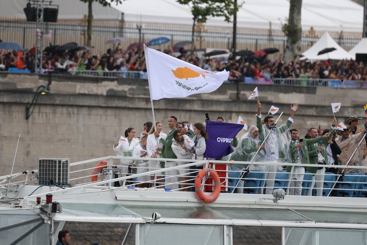 cyprusolympic's tweet photo. H πλεύση της #teamcyprus 🇨🇾 στην Τελετή Έναρξης, με σημαιοφόρους τον @milan110mh και την Έλενα Κουλιτσένκο #GoChypre #Paris2024 #OlympicGames https://t.co/gS7Za9Ovj5