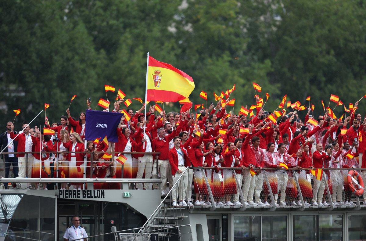 ¡Así ha salido España en el desfile de la #CeremoniaDeApertura de #Paris2024  encabezada por Marcus Cooper y Támara Echegoyen!