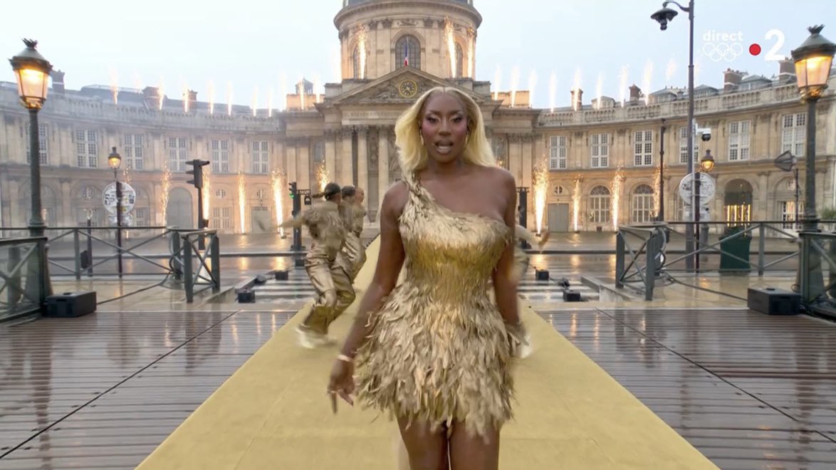 Aya Nakamura x la garde républicaine.
Ma France 🇫🇷 
Elle a mis la barre trop haute là.