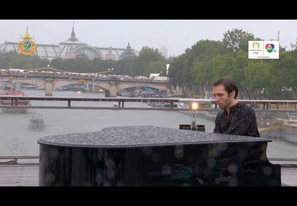 JJmaenongjake's tweet photo. บรรยากาศปารีสขี้โกงมากอ่ะ ขนาดฝนตกยังดูโรแมนติคเลย งง #โอลิมปิกเกมส์ https://t.co/p5e7SdwYWl