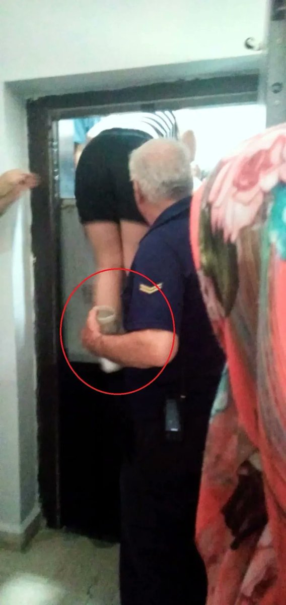 Ankara'nın Sincan ilçesinde 13 yaşındaki Beren Su Bolat, arkadaşıyla bindiği asansörde mahsur kaldı. 

Çocuklardan erkek olan kurtarılırken Beren aşağı düşüp hayatını kaybetti.

Savcılık soruşturtmasında çıkan fotoda ihmal ortaya çıktı!

İtfaiye personeli elinde kahve termosu