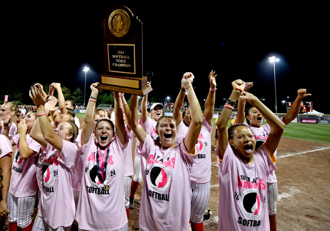 ByEricPratt's tweet photo. The Carlisle softball team had one more clutch rally - and win - in them, as the Wildcats came back to stun ADM and capture the Class 4A state softball championship in Fort Dodge (story by @DanaBecker; photos by Britt Kudla): https://t.co/j5a0BmRqdt @CarlisleSoftbal #iahssb https://t.co/bj4vPXHUgA