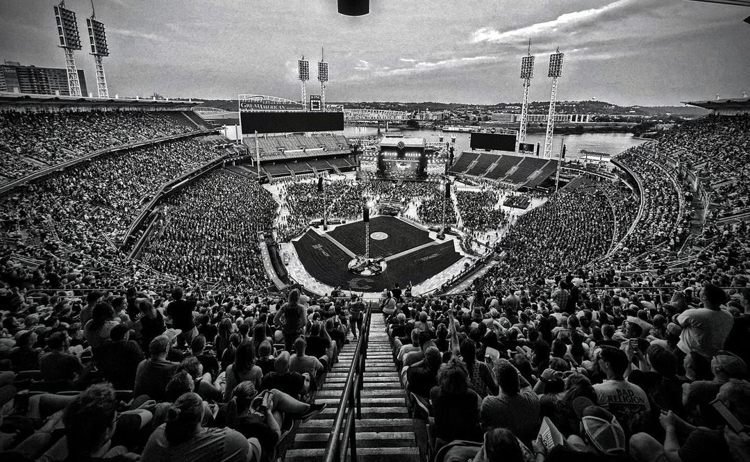 foofighters's tweet photo. CINCINNATI LOVES ROCK AND ROLL!!! 🤘

📷 Sean Cox, Tanner Pearson &amp; Doug Siegel https://t.co/99raKCvPz0