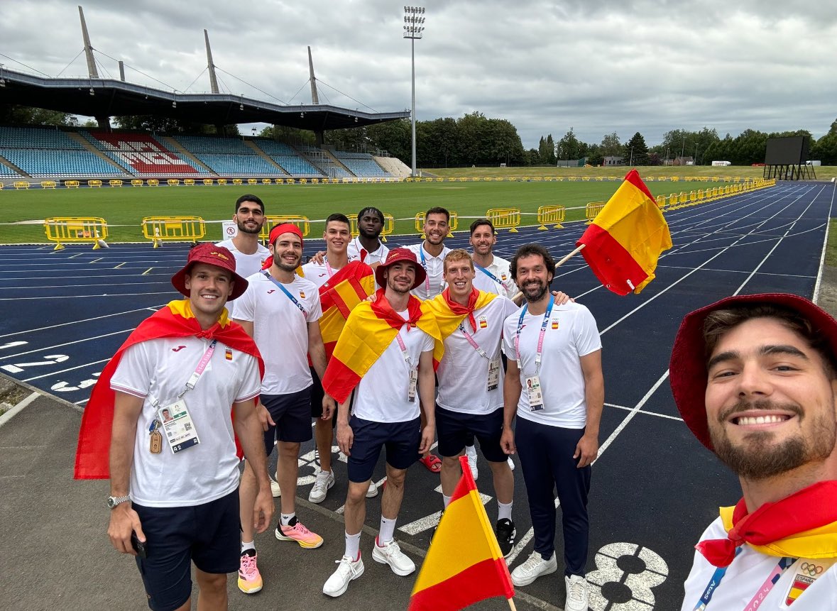 La selección española preparada para el desfile inaugural de estos JJ.OO.

No somos uno de los favoritos, ni mucho menos, pero estos tíos volverán a dejarse la piel sobre la cancha para representar a nuestro país de la mejor manera posible.

En su barco SIEMPRE. Vamos a tope con