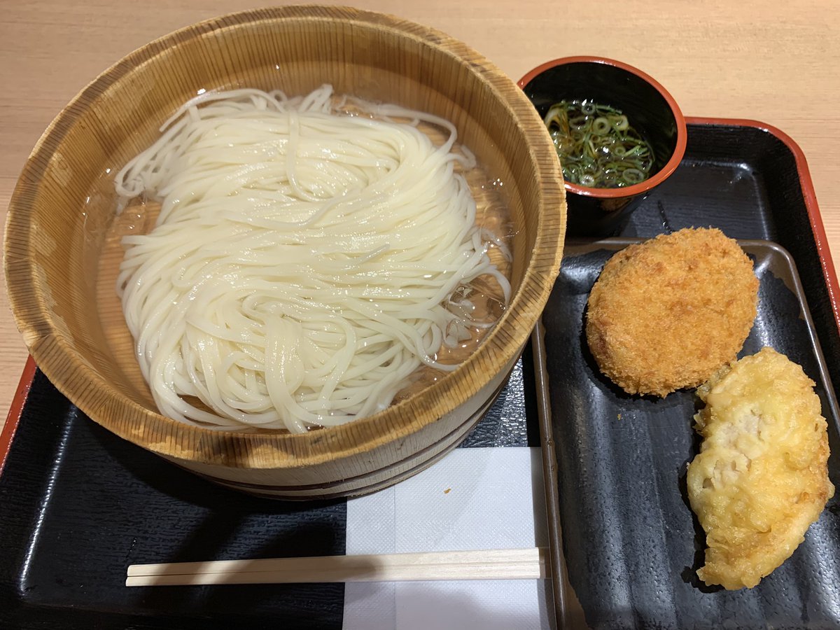福岡市南区大橋　能古うどん大橋レイリア店。
たらいうど？。鳥天とコロッケ。