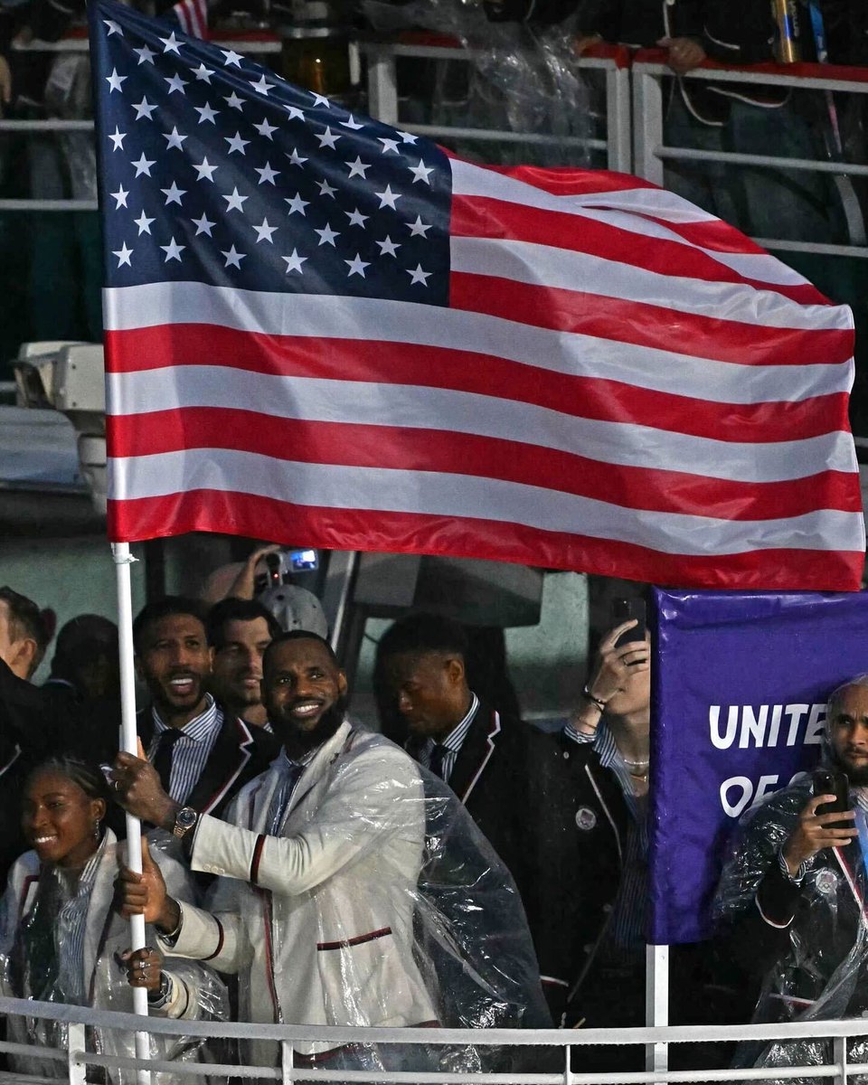 LeBron James 🇺🇸

USA men’s flag bearer!