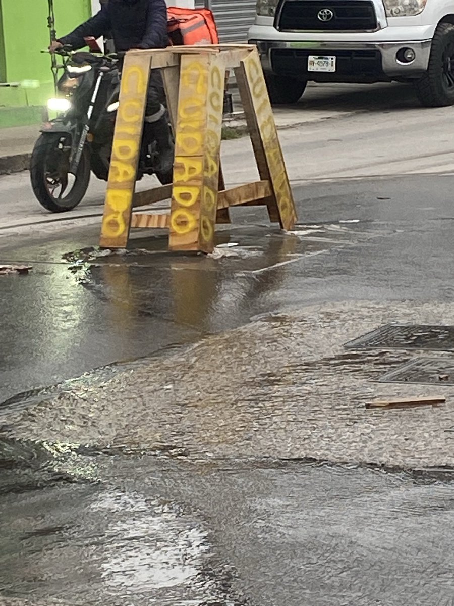 luisalvirez's tweet photo. Tremenda fuga de agua en colegio militar y bosque ⁦@siapagdl⁩ ⁦@ZapopanGob⁩   URGE ATENCIÓN 2 días así!! https://t.co/7egwFG3ISy