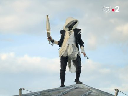 CerfiaFR's tweet photo. 🇫🇷🔥 FLASH | Simon Nogueira était l’homme masqué qui a porté la flamme olympique sur les toits de Paris lors de la cérémonie d’ouverture des JO. #Paris2024 #CeremoniaDeApertura https://t.co/cvmSgo4YVT