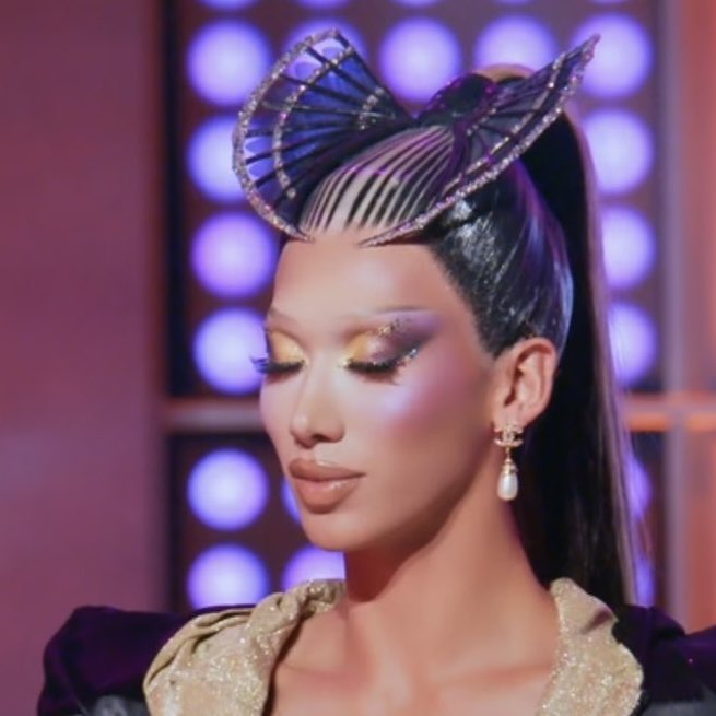 Geannliima's tweet photo. Plastique fora do top 3 foi O MAIOR CRIME DESSA TEMPORADA.

Semana após semana a gata estava ali ralando duro por suas badges (SEM ESCORO DE BADGE POR DOAÇÃO), pra ser cortada do top 3 por causa de invenção da Rupaul. 

Plastique Tiara, você é MAIOR do que essa coroa. #AllStars9 https://t.co/t37BmSzVuP