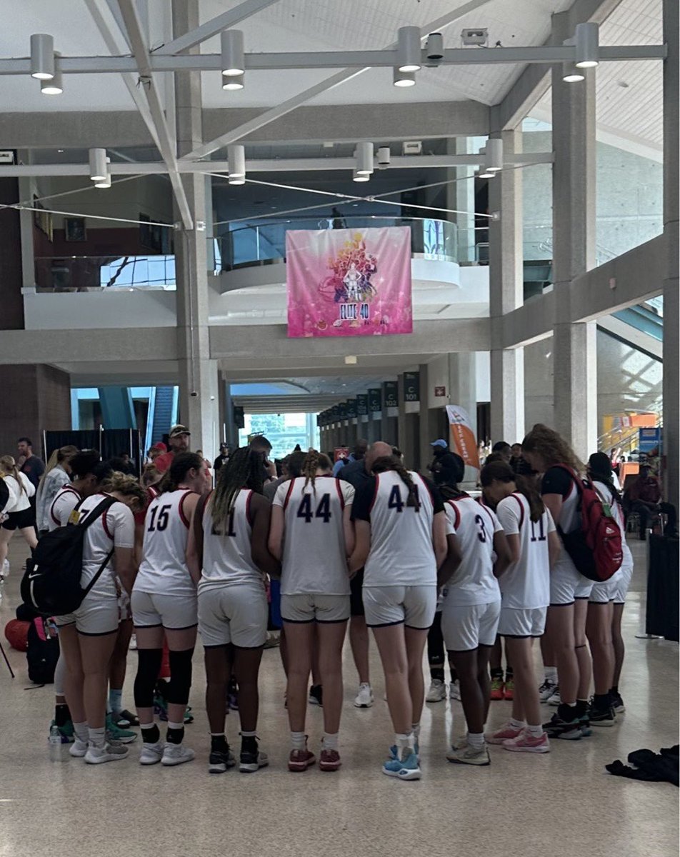 MateaStroder4's tweet image. Praying before our games 🙏🏽❤️🏀
@Platinumbball Thank you Coach Bartlett for believing in me and giving me the opportunity to play for you. It was such a great blessing and honor to play under your leadership. 

The last 2 weeks of my AAU career, I found my family. The culture was…
