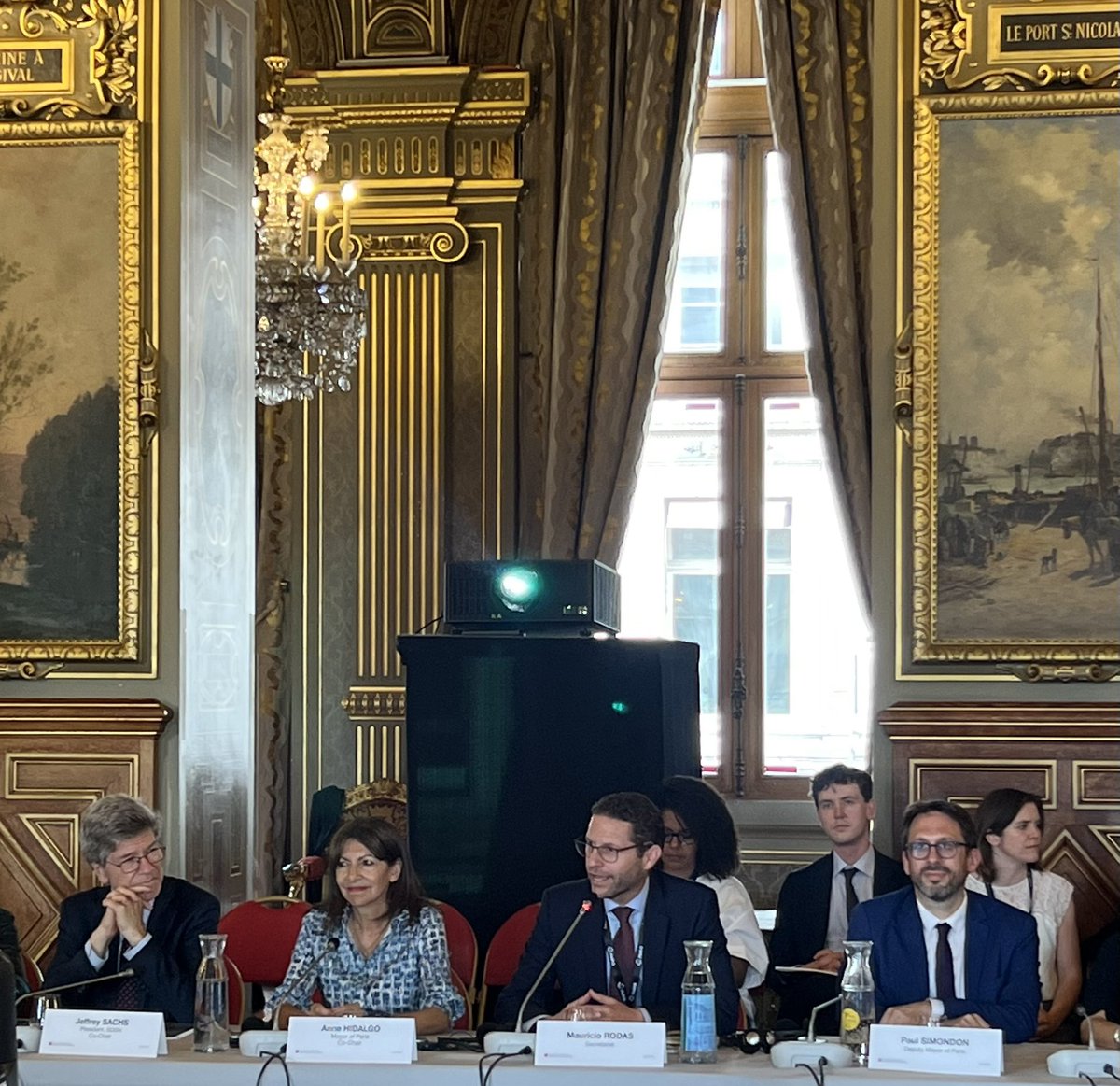 Al cumplirse un año de su creación, la Comisión Global para el Financiamiento Urbano Sostenible, de la cual soy Secretario Ejecutivo, se reunió en París, con su alcaldesa y Co-Presidenta de la Comisión, Anne Hidalgo, como anfitriona. Durante el encuentro, también liderado por el