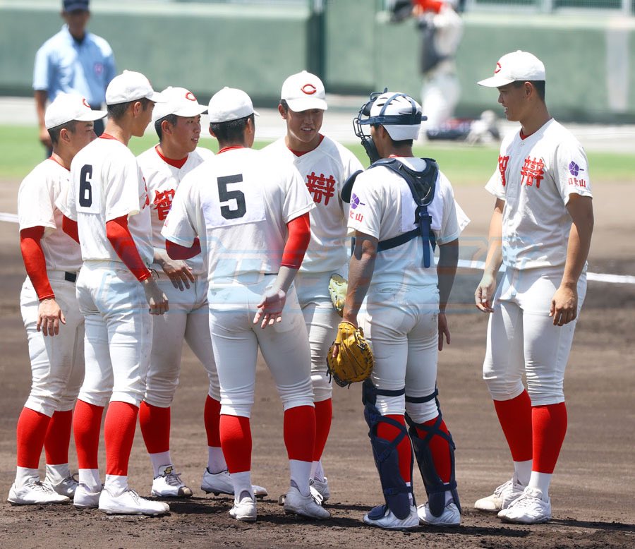 nikkankoukou's tweet photo. 【和歌山大会準々決勝】
伝令も任せてください✨

身長１９７センチ１０４キロの智弁和歌山・中西琉輝矢投手（３年、写真右）
（撮影・上山淳一カメラマン）
#高校野球 https://t.co/qgA4E12onS