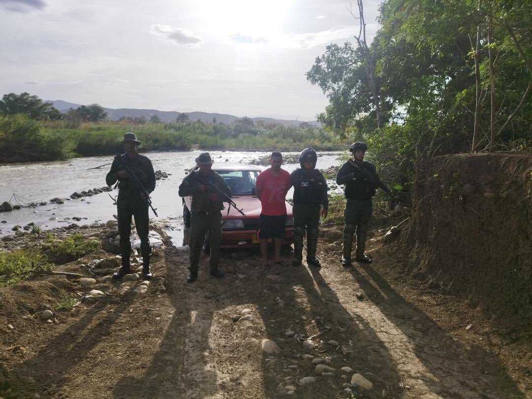 dhernandezlarez's tweet photo. En el marco de la Operación República “Elecciones Presidenciales 2024”, efectivos de la FANB, en labores de patrullaje y reconocimiento, efectuaron la aprehensión de un ciudadano identificado como José Antonio Goyenechi Torres, C.I. 88.130.803, de nacionalidad colombiana, en el sector Centeno, municipio Bolívar, del estado Táchira, quien se encontraba pasando el Río Táchira, trasladando unos pasajeros al territorio venezolano, en un vehículo marca Renault, color rojo, placa Colombiana BBC-334. Al momento de dar la voz de alto, se evadieron los pasajeros regresando hacia el lado Colombiano, logrando la aprehensión del mencionado conductor y su vehículo. 

La FANB se encuentra desplegada en todo nuestro territorio fronterizo, en cumplimiento de nuestra misión, velando por el cumplimiento de la Resolución Conjunta de los ministerios del Poder Popular para la Defensa y para Relaciones Interiores, Justicia y Paz, publicada en Gaceta Oficial N° 6.825 de fecha 23 de julio de 2024. 
La FANB es garantía de paz y de estabilidad !

#IntegrarEsVencer