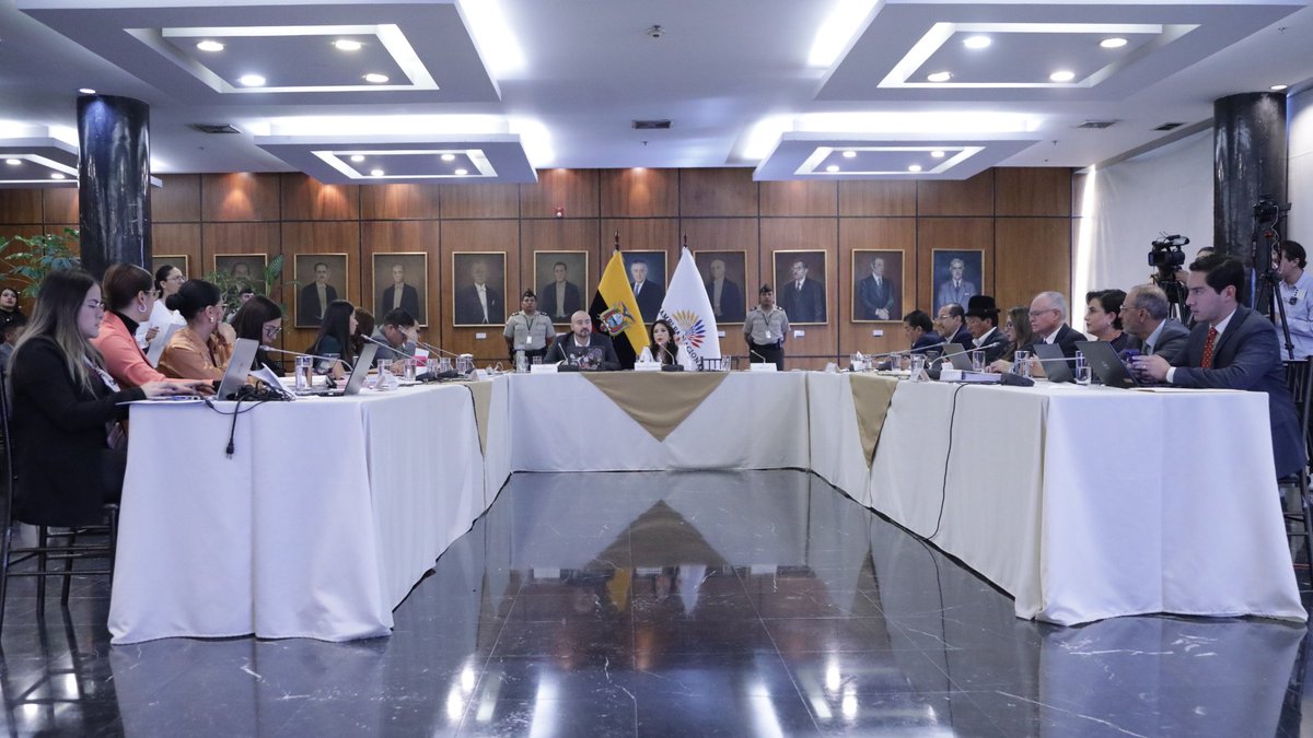 AsambleaEcuador's tweet photo. "No se me puede atribuir un incumplimiento de funciones puesto que mi trabajo ha sido desarrollado a cabalidad y he respondido a los intereses del pueblo ecuatoriano", enfatiza @gabisommerfeld al hacer un resumen de los hechos acaecidos con respecto a la Embajada de México en Ecuador. #JuicioPolítico