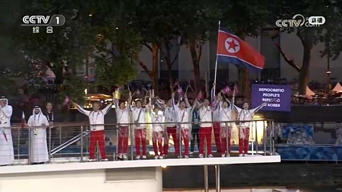 Peoples_Korea's tweet photo. [🇵🇱] Reprezentacja Koreańskiej Republiki Ludowo-Demokratycznej w czasie ceremonii otwarcia Igrzysk Olimpijskich w Paryżu 🇰🇵🇫🇷 #Paris2024 https://t.co/YpXS5TnkEI
