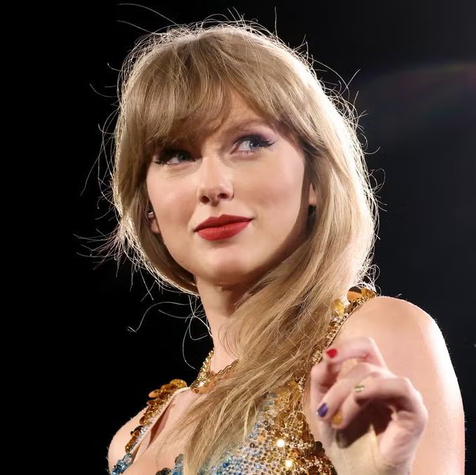 TheSwiftSociety's tweet photo. Throw🔙| 1 year ago today, Travis Kelce reveal try to give a friendship bracelet to Taylor Swift with his number on it, without success. https://t.co/b93VxvO0ZC