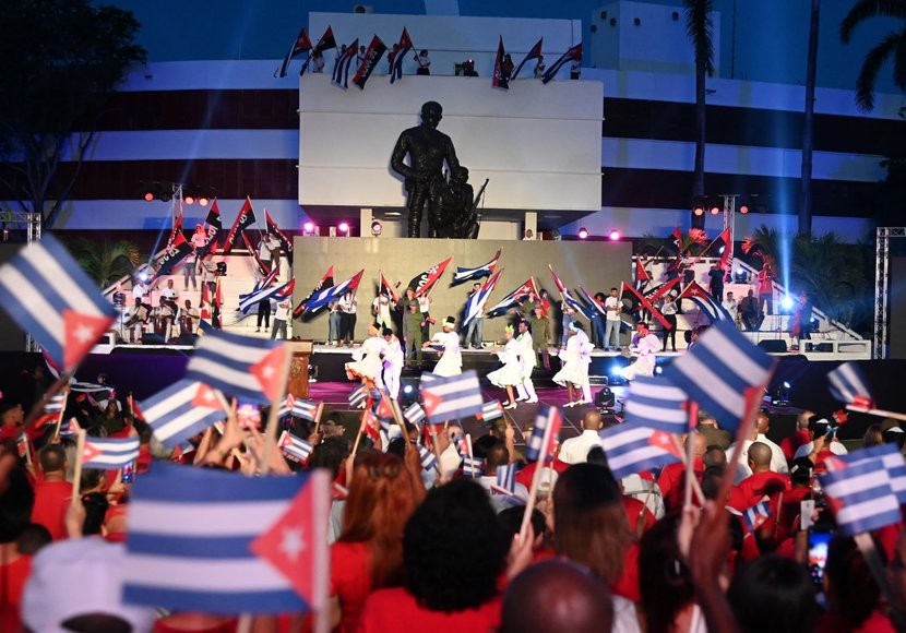 li_esen's tweet photo. "La Revolución cubana ha llegado hasta aquí y seguirá estando."
#SanctiSpíritusEn26
#LaHistoriaPorAsalto https://t.co/XpORQJ9jqu