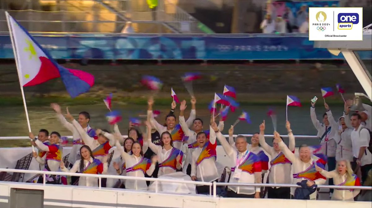 PhilippineStar's tweet photo. TEAM PHILIPPINES 🇵🇭

Filipino athletes proudly wave the Philippine flag as they cruise down the Seine River in France for the opening ceremony of the #Paris2024 Olympics.

Carlo Paalam and Nesthy Petecio are the flag bearers for Team Philippines. https://t.co/AsPiCx5KUV