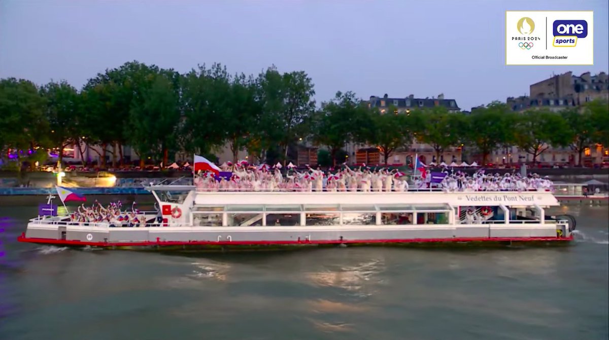 PhilippineStar's tweet photo. TEAM PHILIPPINES 🇵🇭

Filipino athletes proudly wave the Philippine flag as they cruise down the Seine River in France for the opening ceremony of the #Paris2024 Olympics.

Carlo Paalam and Nesthy Petecio are the flag bearers for Team Philippines. https://t.co/AsPiCx5KUV
