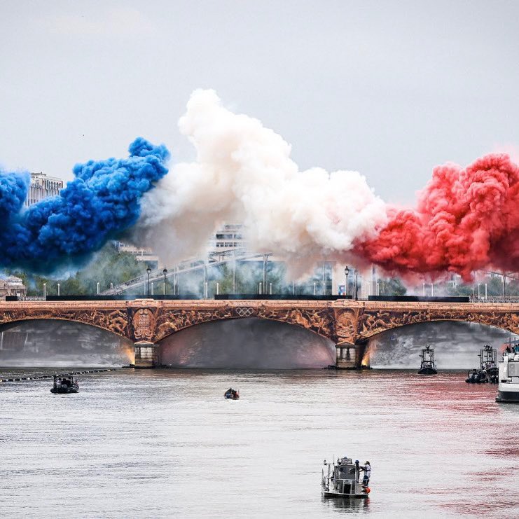 SidRouis's tweet photo. La #france n’est jamais aussi belle aussi grande aussi forte aussi innovante que quand elle reçoit le Monde et une petite partie de ce monde #binational contribue à la grandeur et au rayonnement de la 🇫🇷 #ceremoniedouverturejo2024 #jop2024 https://t.co/035HjQBjfl