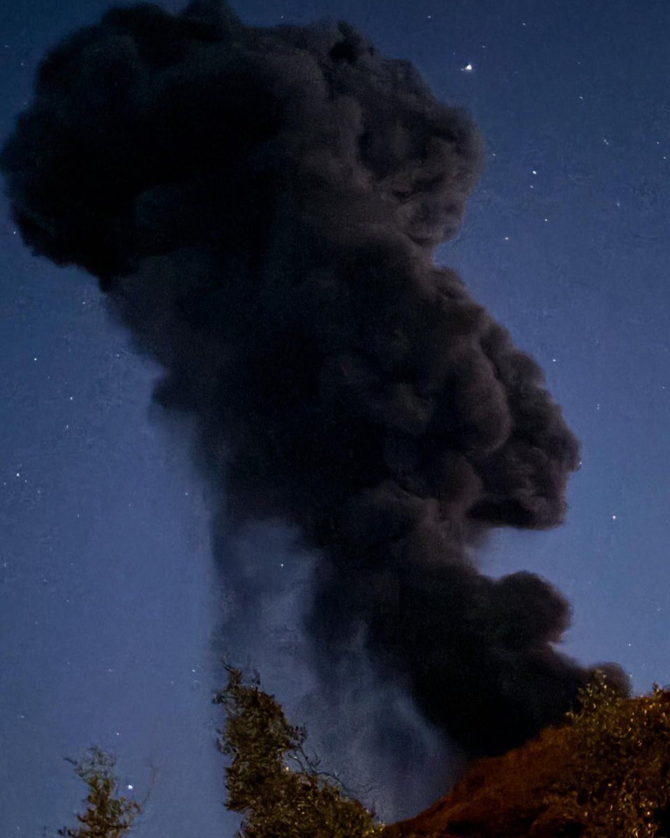 Iddu sta tornando! Dopo tanto silenzio causato dalla cessazione dell'ordinaria attività stromboliana che prosegue dal parossismo dell'11 luglio, alle 21:16 lo #Stromboli ha prodotto una discreta esplosione maggiore. We're back! Foto di Sebastiano Cannavò