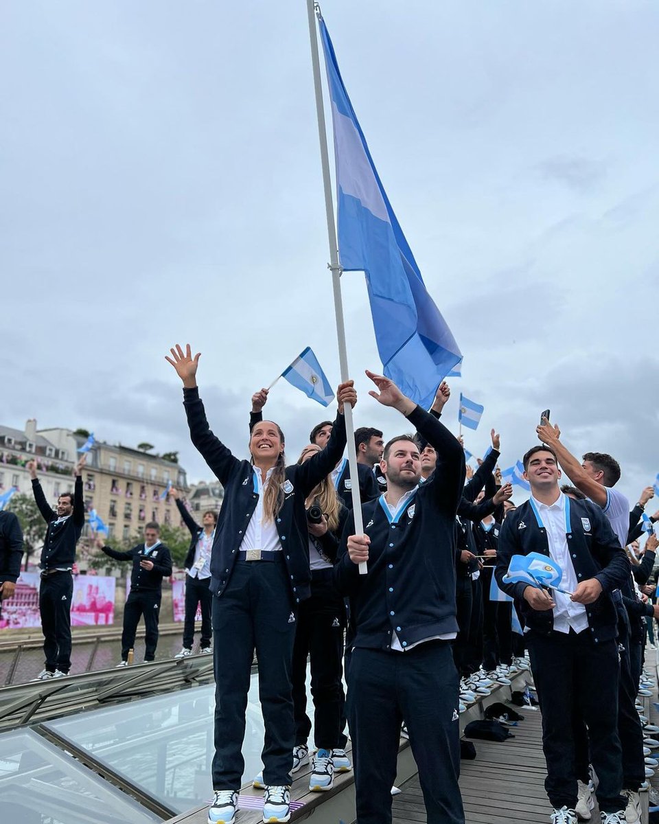 🇦🇷Nuestros abanderados, nuestra delegación y nuestra bandera.

🙌136 atletas representándonos y poniendo la celeste y blanca en lo más alto

¡Vamos Argentina!

(📷<a href="/PrensaCOA/">Comité Olímpico ARG</a> )