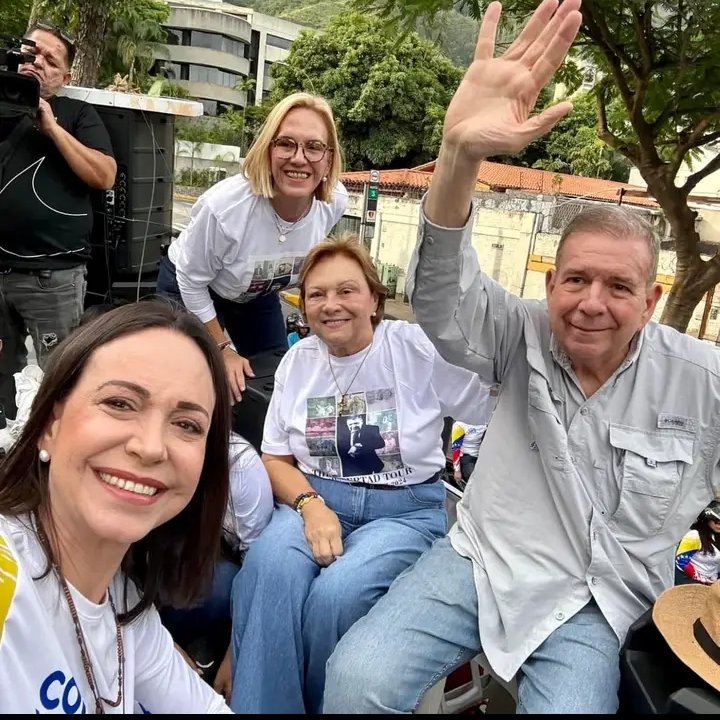 Finalmente llegó el momento más esperado por todos los venezolanos, el domingo todos a votar por Edmundo de la mano de esta hermosa mujer <a href="/MariaCorinaYA/">María Corina Machado</a>