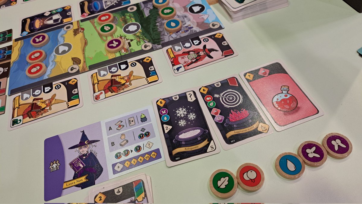 Sibi30015224's tweet photo. #Witchdom haben wir auf der #BerlinCon gespielt und mitgenommen. Netter kleiner Absacker bzw. gut was für meine Wenigspieler-Runden oder Neulinge beim Spieletreff. Bisschen Deckbuilding, Ressourcen sammeln, Aufträge erfüllen, Set-Collection. Geht zu zweit in 20 Minuten. 🙂🧙‍♀️🕷 https://t.co/FNFmSI8Zla