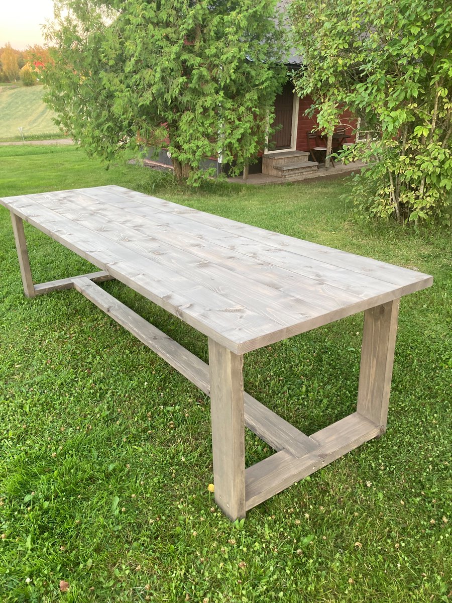 Metsässämme myrskyssä kaatunut puu sai ”uuden elämän” terassipöytänä.