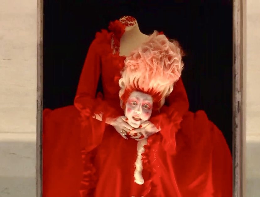 Brigitte qui fait la tronche, c'est l'histoire de Marie-Antoinette qui lui fait peur ou quoi ? 🤣 #JO2024PARIS #ceremoniedouverture