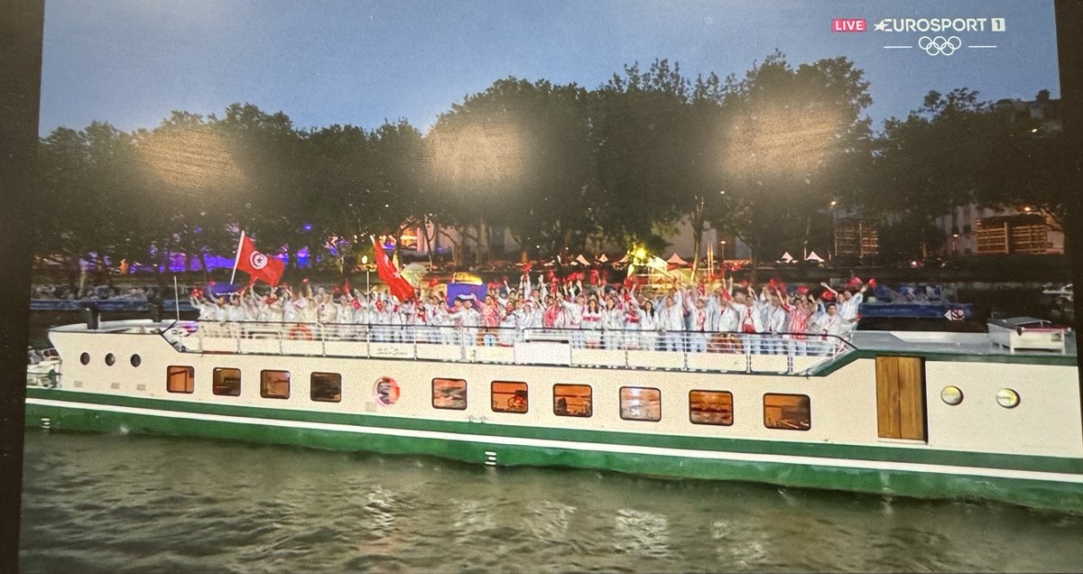 Why do Tunisian and Turkish athletes have the ‘same’ outfit lol - and to add insult to injury they’re on the same boat. Looks like one team rather than two - especially with similar flags - unsurprising that the camera showed the Turkish team instead of Tunisia. #Olympics