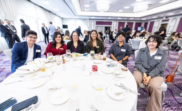 senatorcastro's tweet photo. Earlier this week I had the pleasure of hosting our monthly Elgin Hispanic Network meeting. Thanks to all who attended and @GVC_Elgin for hosting! https://t.co/VKdjfyPxP4