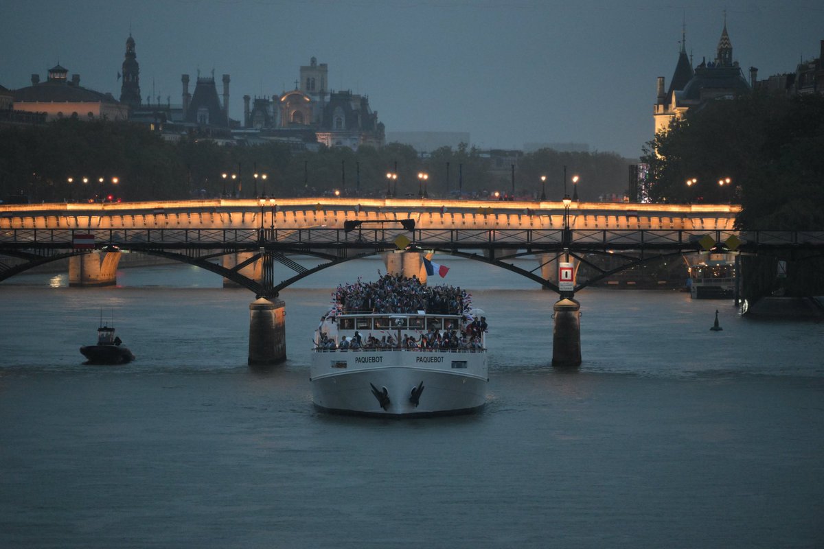 CanalSupporters's tweet photo. Quelle ville, quel pays… c’est SOMPTUEUX ❤️💙🇫🇷 https://t.co/uJllcttQrA