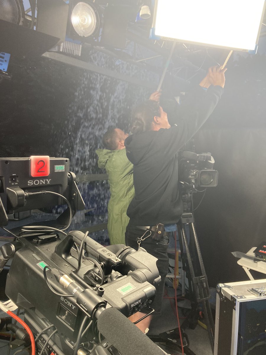 Kolegové z <a href="/sportCT/">ČT sport</a> se starají o to, aby nám ve studiu plachta plná vody nespadla na hlavu.  Hlava by to přežila, kamery hůř…