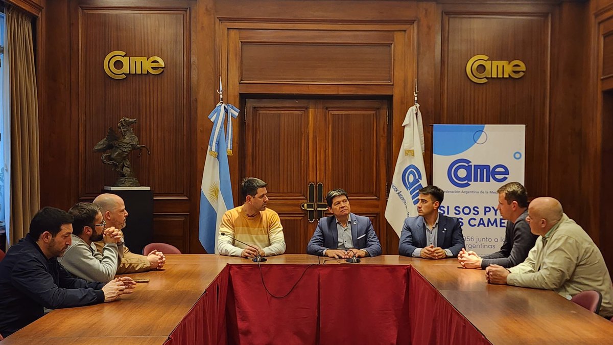 redcame's tweet photo. ENCUENTRO EN CAME CON LA CÁMARA CON LA CÁMARA DE GENERAL ALVEAR, MENDOZA 

El presidente @AlfredoGZChaco, junto al director de @CAMEJoven, @nicolasalonsob, recibieron en la entidad al presidente de @AlvearCamara, @Ramirolabay e integrantes de la misma, que trabajan junto a @FEMPRENSA.

En la reunión, se trataron temas sobre la realidad económica de General Alvear, los proyectos a futuro que tiene la Cámara de Comercio, las economías regionales, la Ganadería y el potencial crecimiento económico mediante la inversión en tecnología, educación y obras de infraestructura del departamento ubicado al sur de Mendoza.

👉🏼 Esta cámara, es la encargada de organizar la Fiesta nacional de la Ganadería de Zonas Áridas, a la que concurren alrededor de 60.000 visitantes a lo largo de las cinco jornadas.

#EsConLasPymes