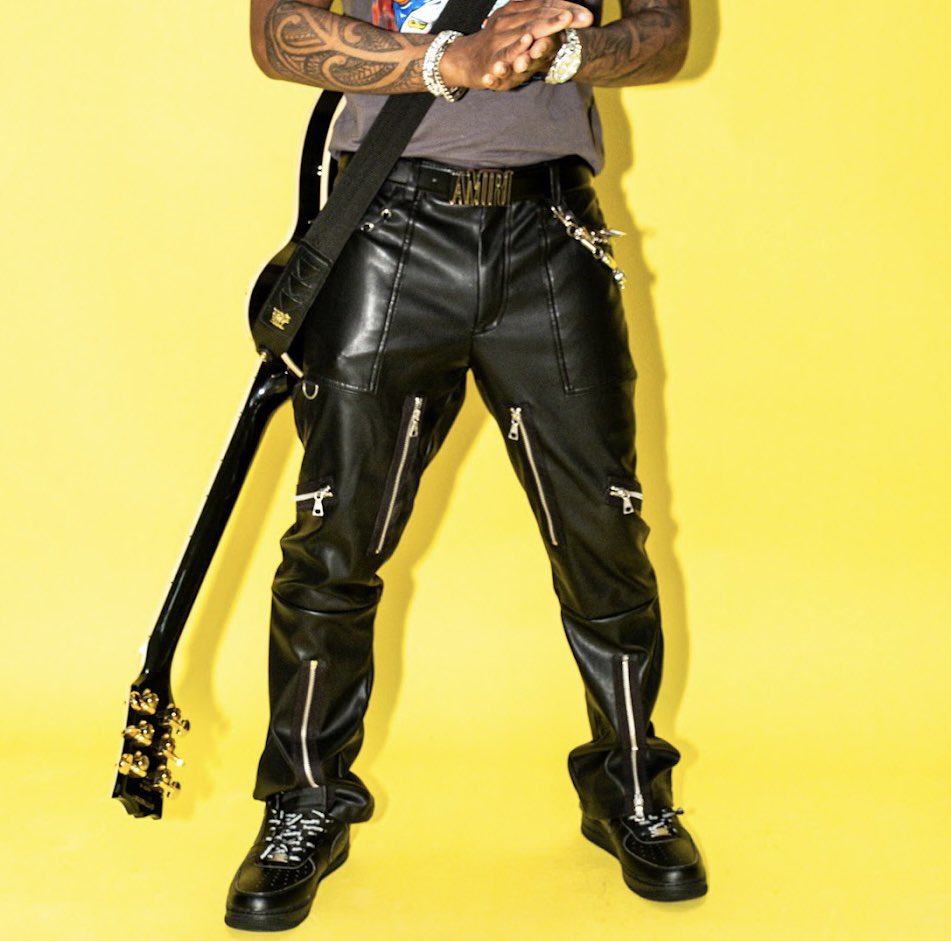JDMTSTUNNA's tweet photo. Rough tuned guitar, hours spent. Perfect way, to ease off the stress. Black body, figure 8, cuban gold dressed 🎸. Salute 2 the hustlers, that made it outta hells gates. https://t.co/BPwD4C59xf