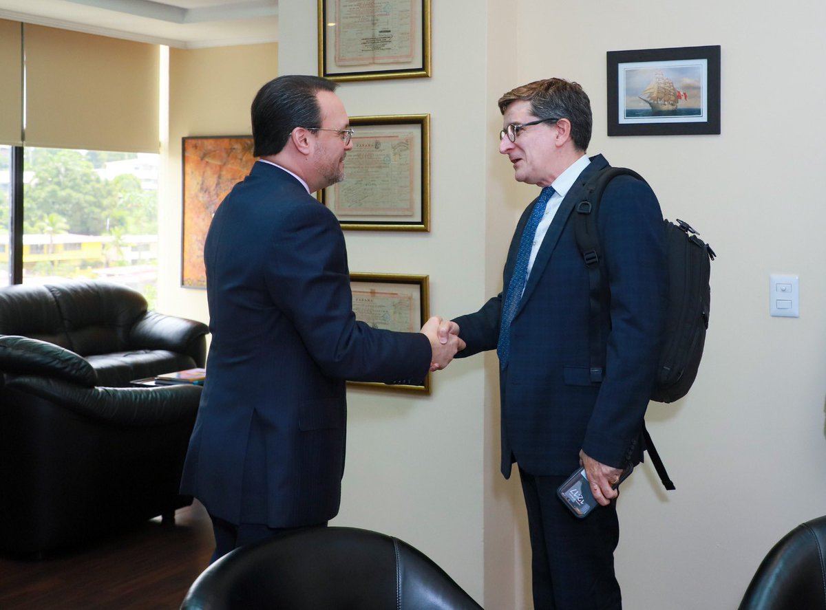 MICIPMA's tweet photo. ¡Panamá avanza! El secretario general de @SG_SIECA, Francisco Lima Mena y el ministro @MoltoJulio, junto al VM @CarlosAHoyosB., discutieron la integración de Panamá en la economía centroamericana y su liderazgo en exportaciones de servicios, que representan el 38% de la región. https://t.co/OFe1TqgQUs