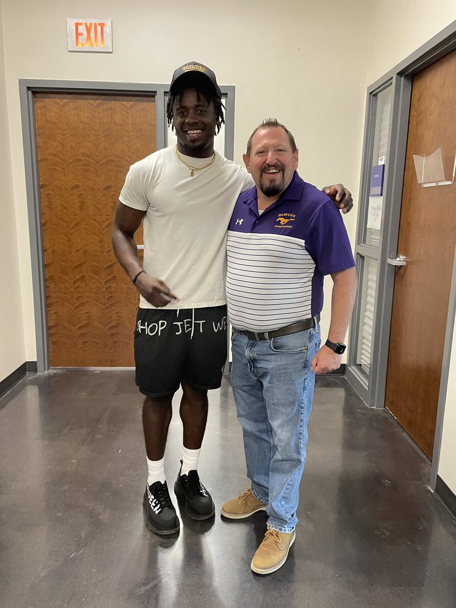 coachbernieluna's tweet photo. It’s a great day to be a Mustang! 
@Burges_Mustangs 
@jason_yturralde 
@CoachAdrian6607 
@CoachArvizuo @elbigfred 
@Tavorus3 https://t.co/oEc7cSTYgY