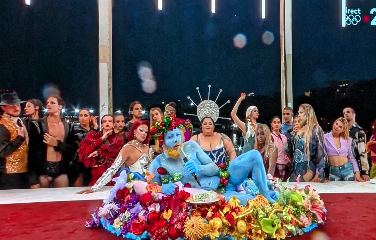 Cette image elle est là pour tuer l'extrême-droite du monde entier, je chiale de rire, on est complètement barjos, j'adore, vive la France 😭🇨🇵 #ceremoniedouverture