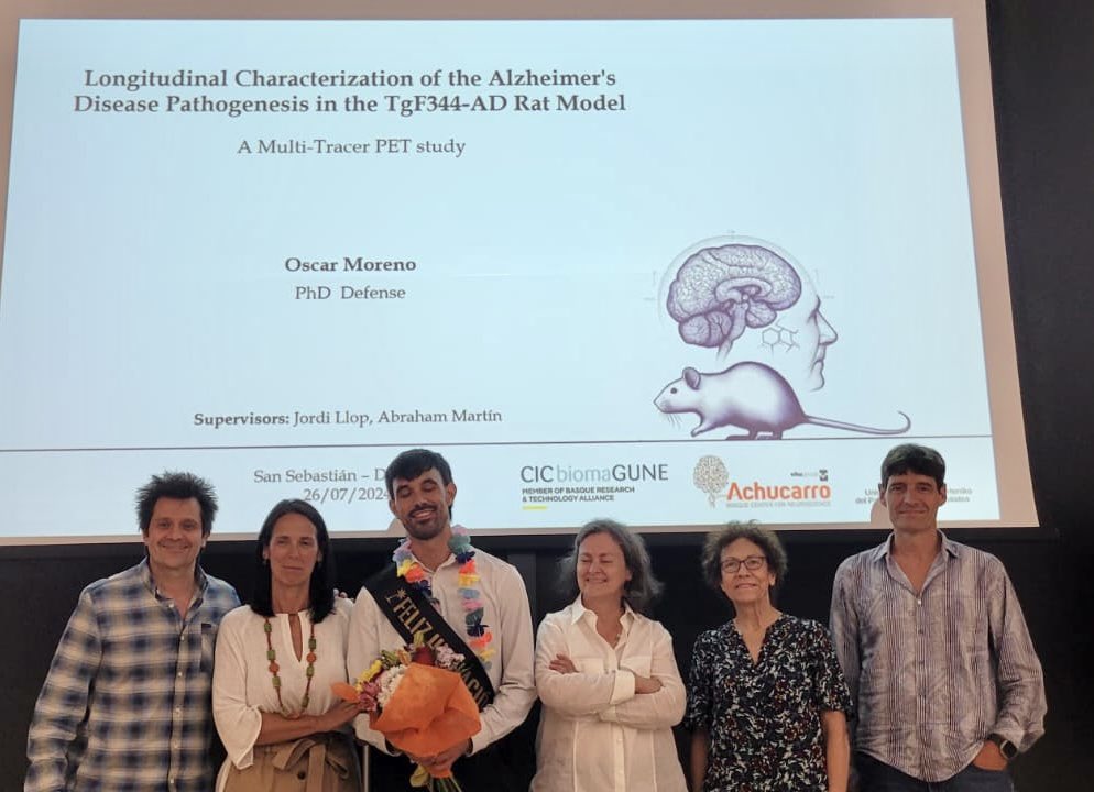 New doctor in town🥳🥳🌟🌟!! Congrats Oscar for an excellent thesis defense and many thanks to our thesis committee for the thoughtful and constructive discussion <a href="/CICbiomaGUNE/">CIC biomaGUNE</a> <a href="/AchucarroGlia/">Ʌʗʜʋʗɑɼɼʘ</a> <a href="/Llop_Lab/">Radiochemistry and Nuclear Imaging Group</a>