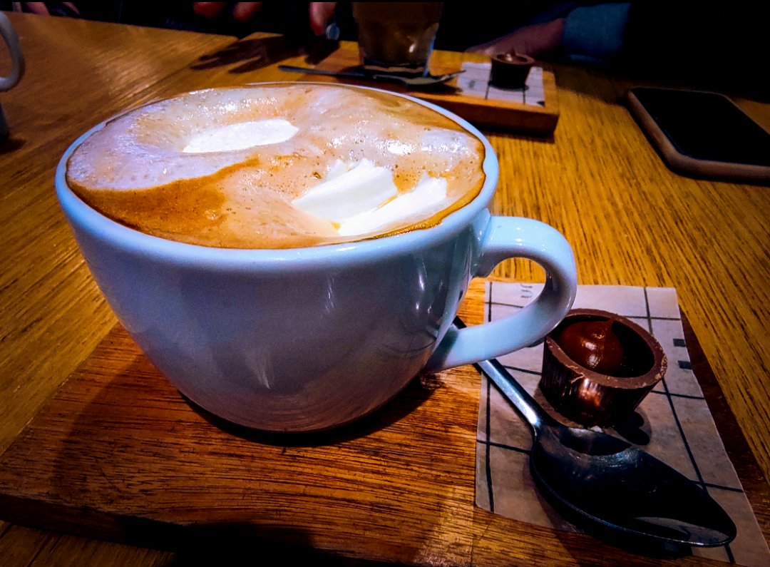 EleoValentini's tweet photo. Cafecito con bombón de chocolate y corazón de dulce de leche para endulzar la tarde. #Nucha #FotoYa #PhEleoValentini https://t.co/v9cY1keM4i
