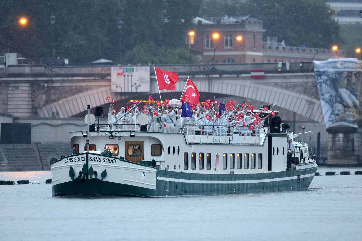 jeuxolympiques's tweet photo. La Tunisie rejoint la fête olympique 🇹🇳

#Paris2024 #CeremoniedOuverture #Tunisie https://t.co/RwgcioxGig