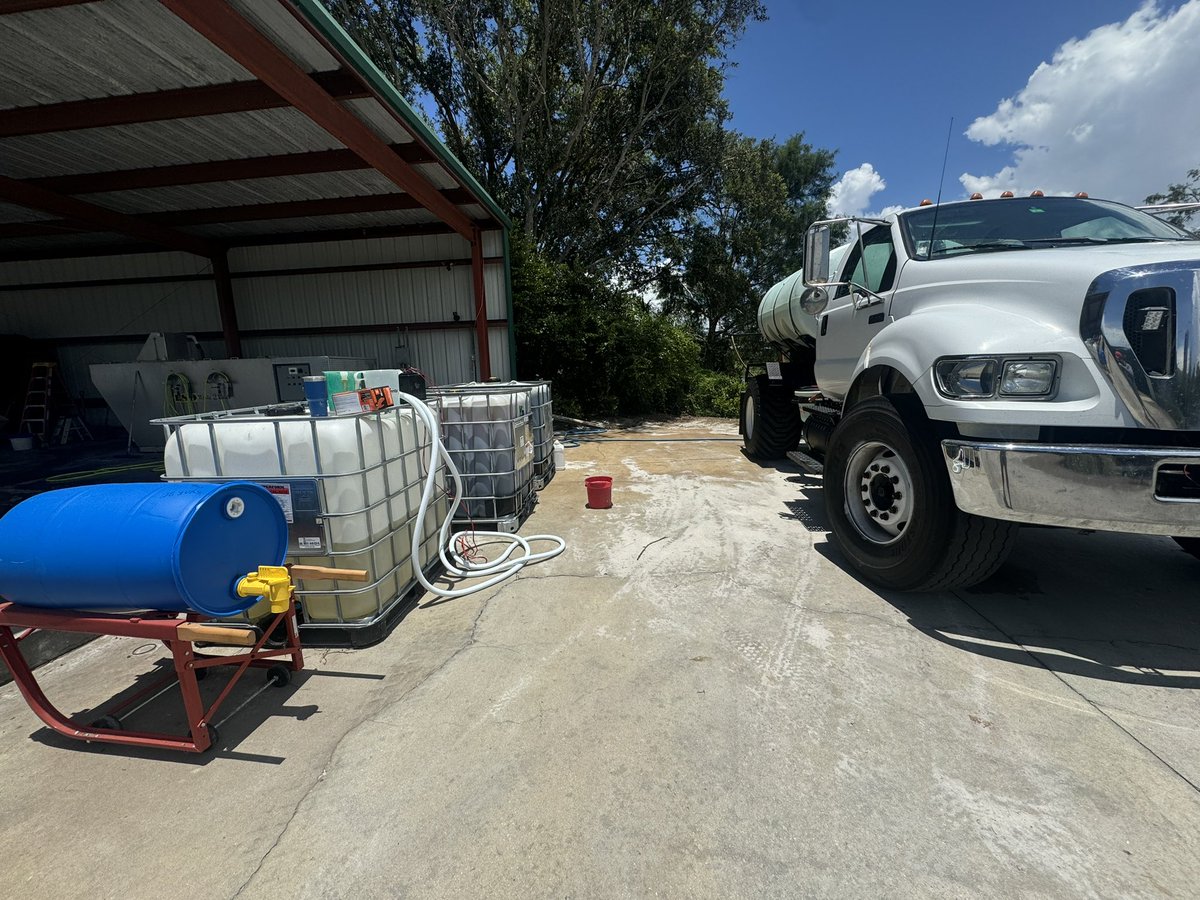 TopTurfJohn's tweet photo. Client bought a sump pump for so we could load up at even a faster rate cutting an hour off the entire job. Estero on the West Coast of Florida. We love when we try new things and they work out great! https://t.co/3v3mAdYQub
