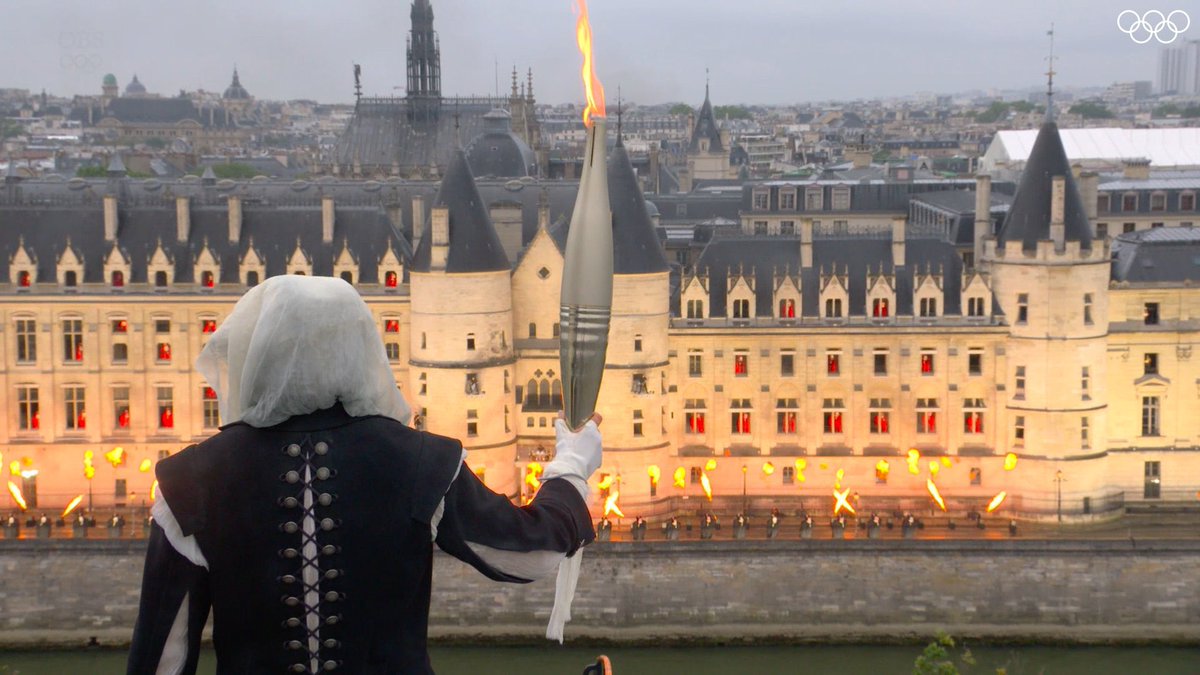 SOTTAS2's tweet photo. Les intégristes de tout bord, apprenez un peu à apprécier une bonne soirée et un sacré spectacle. On peut ne pas tout apprécier ( ce qui est mon cas) mais tout de même saluer une mise en scène qui fera date dans l’histoire des cérémonies d’ouverture des JO #Paris2024 https://t.co/b3ztMuU8Jl