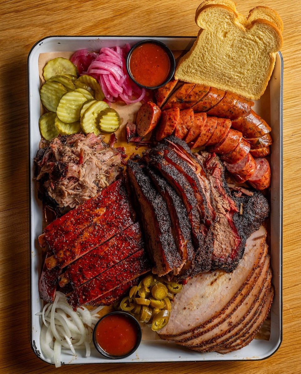 theswitchbbq's tweet photo. Let’s weekend y’all! 🔥 Texas Craft BBQ & Good Drinks ahead. If you are just joining us, welcome to The Switch by @stilesswitchbbq All the Smoked Meats with a full bar & more set in the Texas Hill Country. Glad to have ya! #DrippingSprings #BBQ #TexasBBQ #barbecuetime #Austin https://t.co/soVDnfO5kN