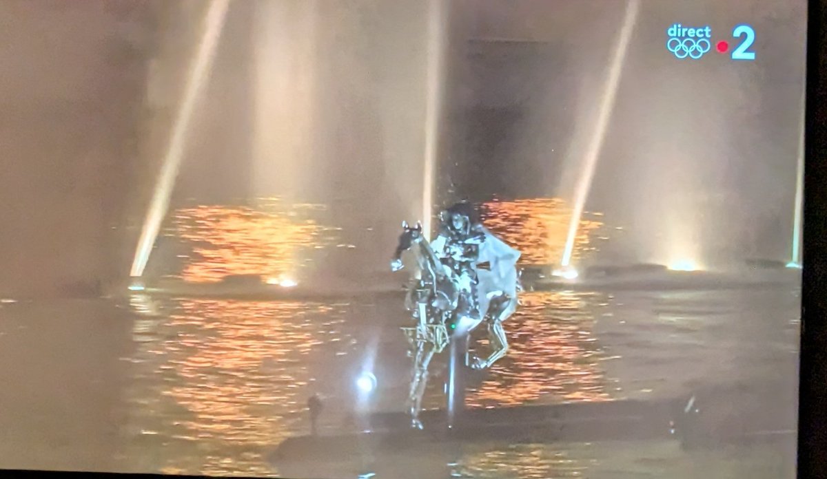 On n'avait pas vu d'aussi joli cheval mécanique depuis Le roi babar ! #Paris2024 #ceremoniedouverture #JOP2024