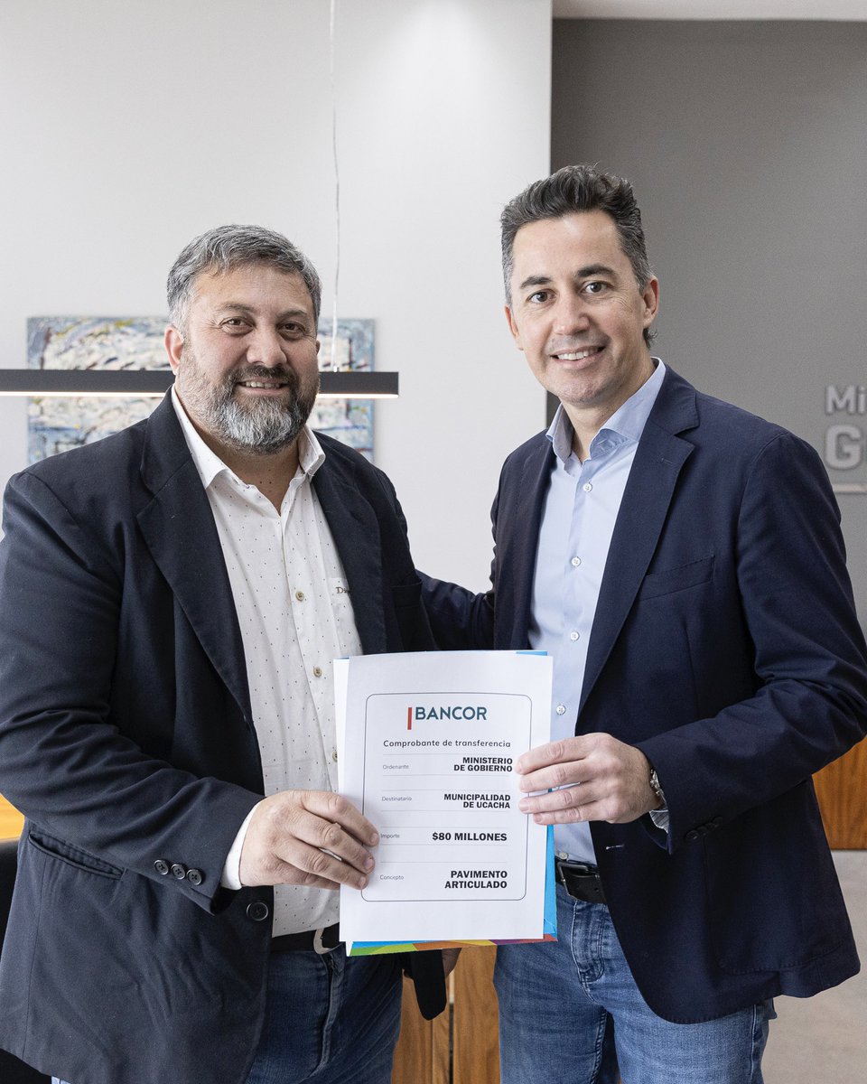 JefGabineteCba's tweet photo. El ministro @manuelcalvocba otorgó recursos del FOCOM a intendentes de #AlejandroRoca #Ucacha y #VilladelTotoral que serán destinados para trabajos de redes domiciliarias de cloacas, pavimentación y cordón cuneta. https://t.co/aW2mefhGir